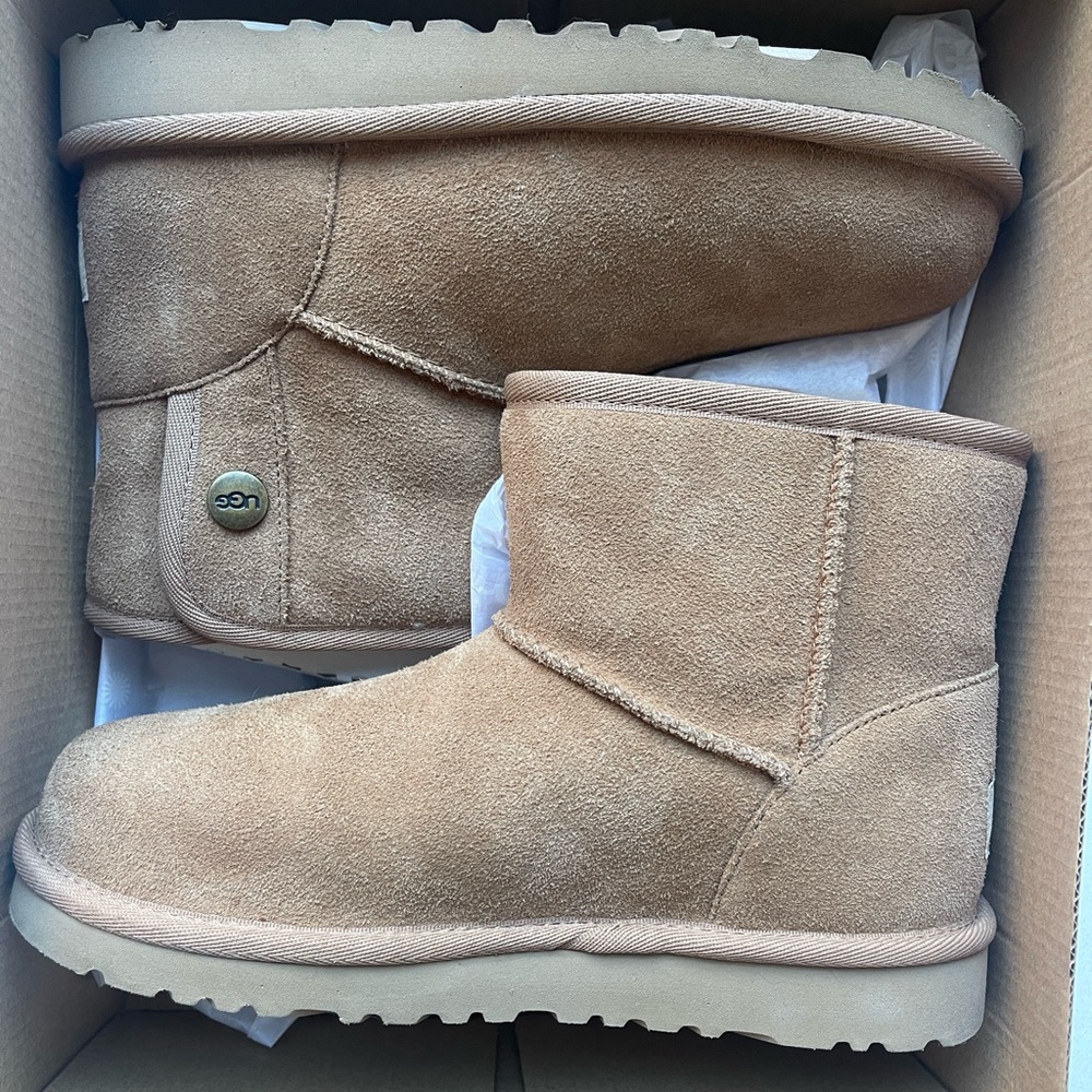 NEW * Girls size 3 Ugg Jona boot